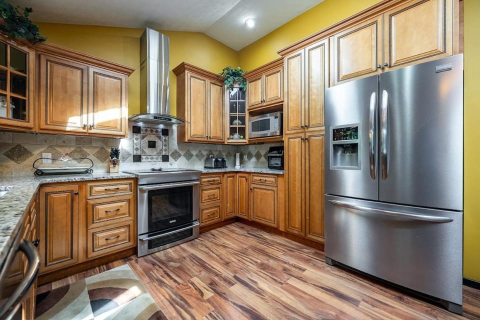 River Retreat Secluded Oasis with Hot Tub-Family Friendly House in Fishers