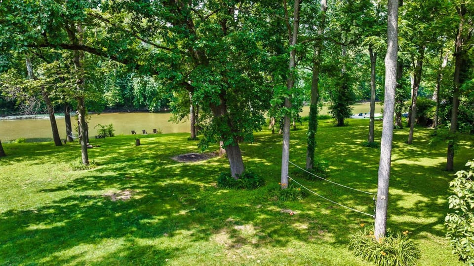 River Retreat Secluded Oasis with Hot Tub-Family Friendly House in Fishers