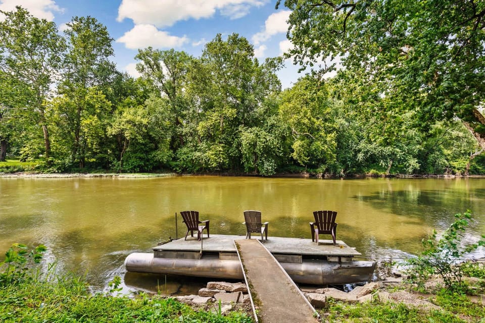 River Retreat Secluded Oasis with Hot Tub-Family Friendly House in Fishers