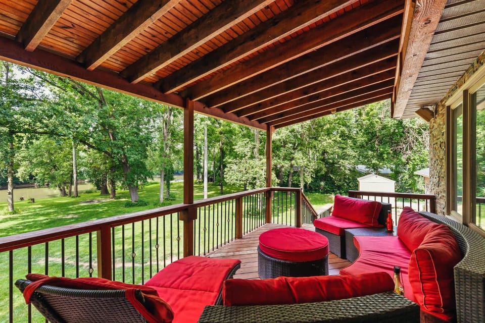 River Retreat Secluded Oasis with Hot Tub-Family Friendly House in Fishers
