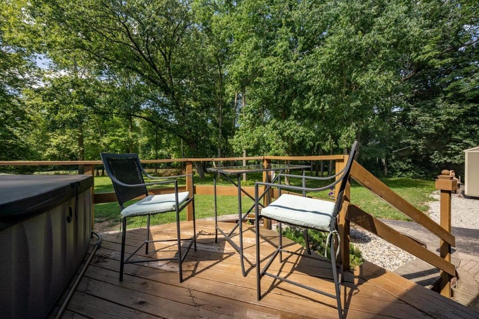 River Retreat Secluded Oasis with Hot Tub-Family Friendly House in Fishers
