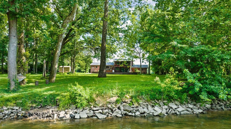 River Retreat Secluded Oasis with Hot Tub-Family Friendly House in Fishers