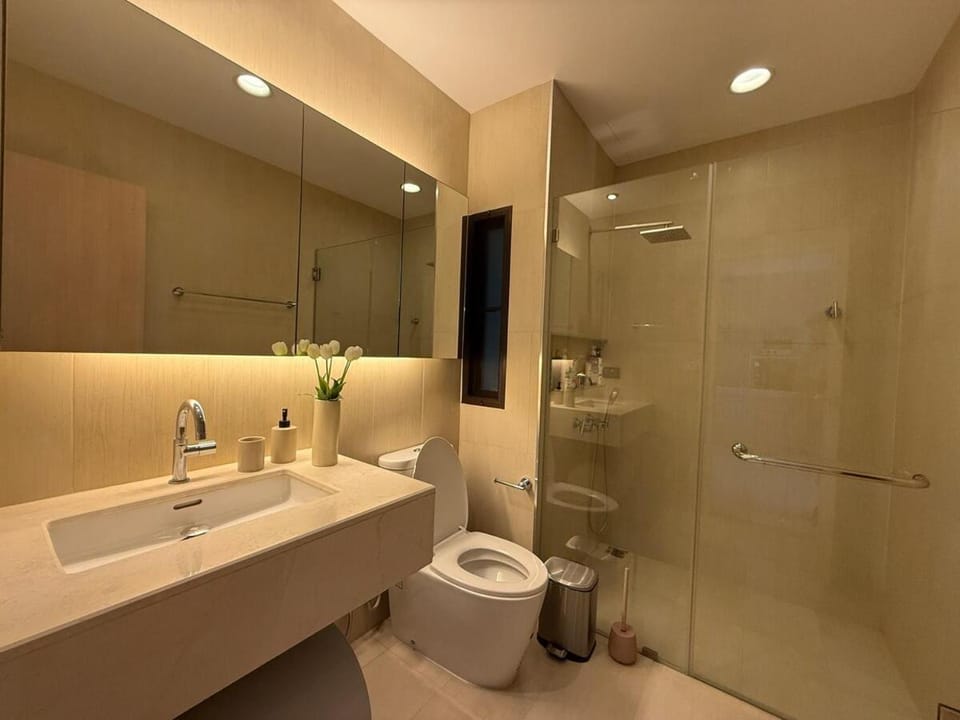 Shower, Toilet