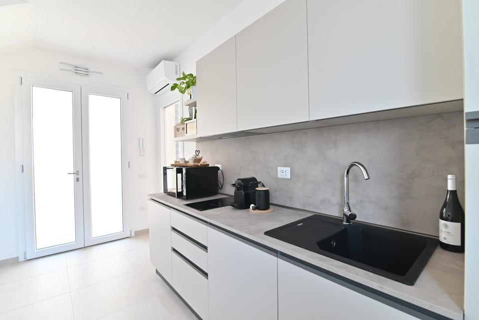 Coffee/tea facilities, Kitchen or kitchenette, stove