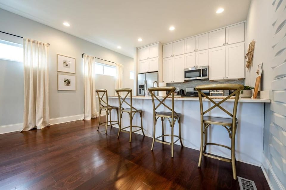 Indy Elegance w King Beds Office & Parking Family Friendly House in Indianapolis