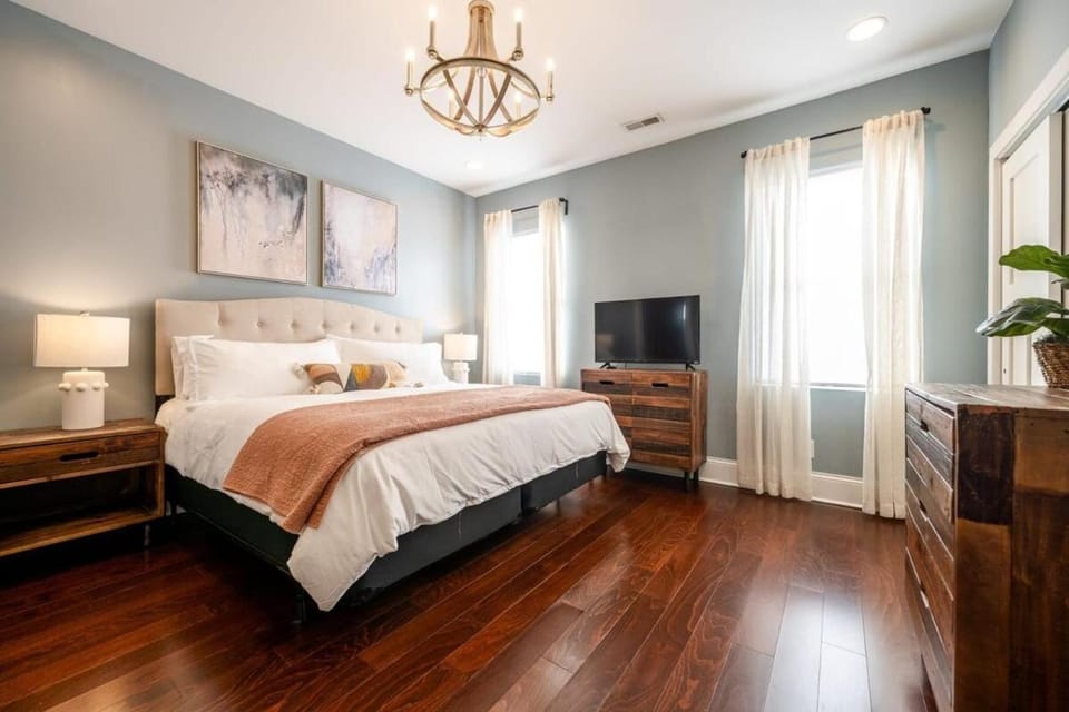 Indy Elegance w King Beds Office & Parking Family Friendly House in Indianapolis