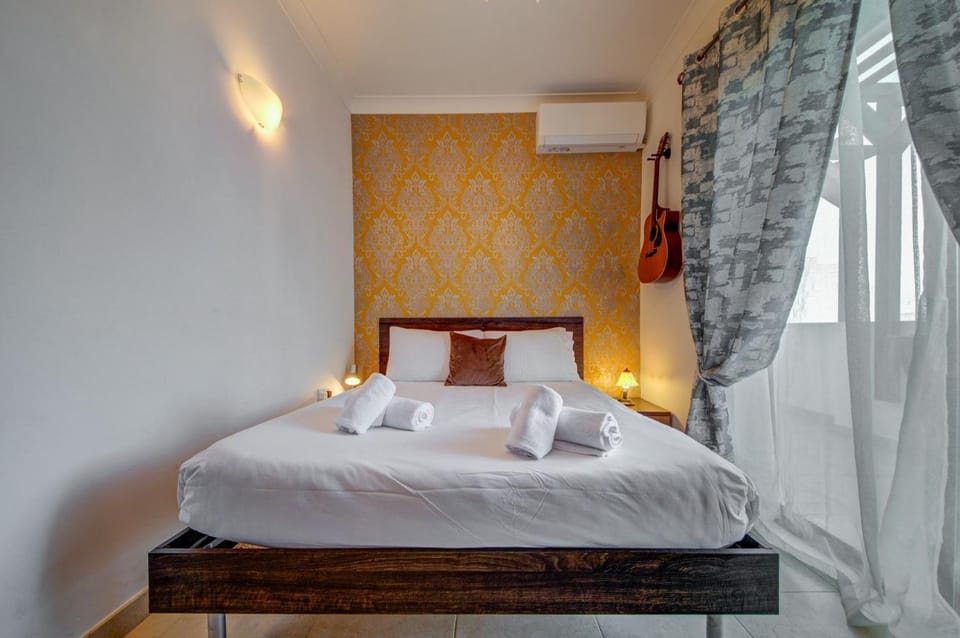 Bed, Photo of the whole room, Bedroom, towels, air conditioner