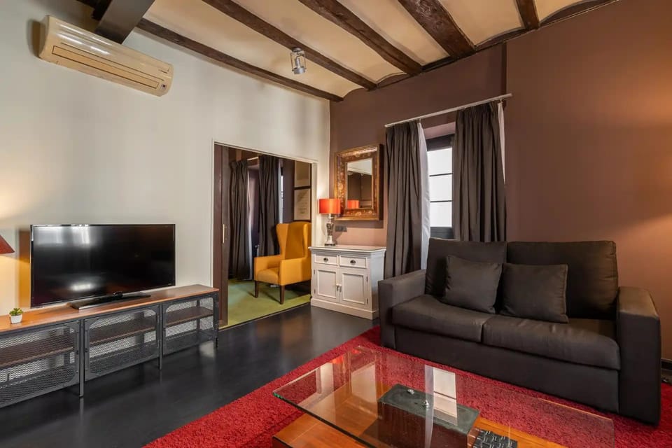 TV and multimedia, Kitchen or kitchenette, Living room, Seating area, Dining area, air conditioner