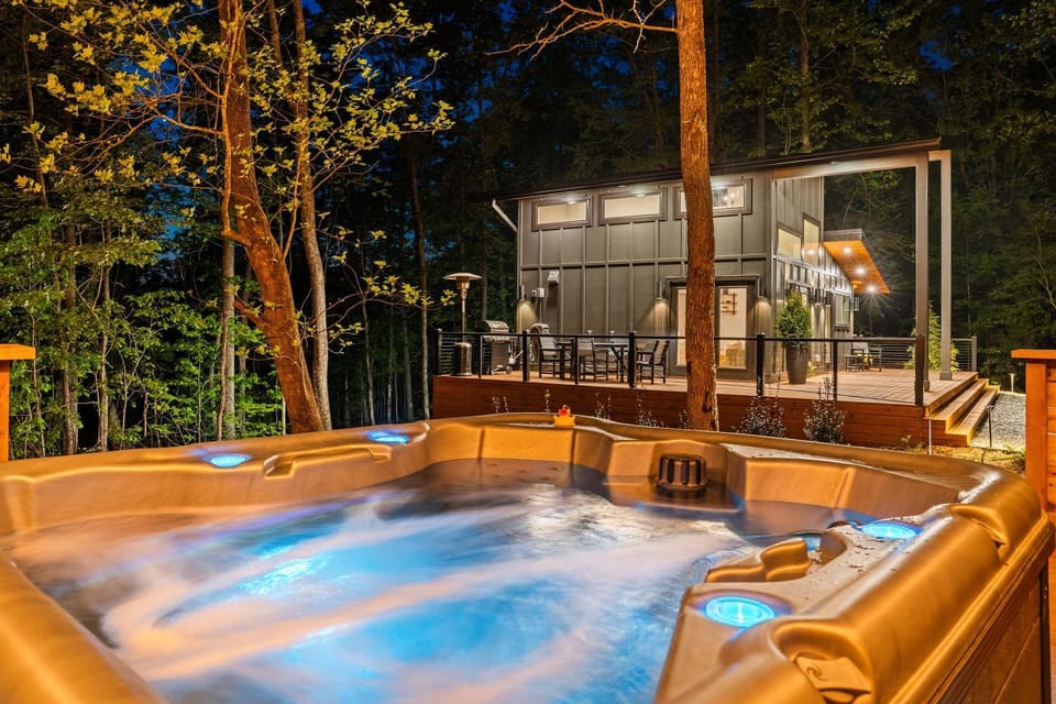 Cabin in Dahlonega - Timber and Stone - Gold Rush - Mountain Views & Close to Wineries - Family & Private Cabin in Georgia