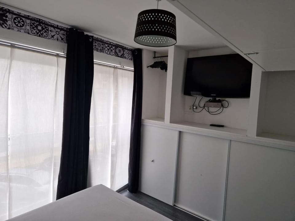 Bed, TV and multimedia, View (from property/room), Evening entertainment, Bedroom, wardrobe