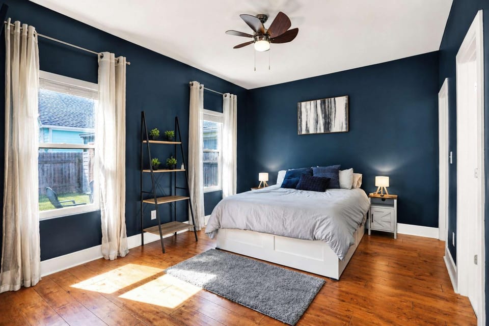 Fountain Square Gem with Rooftop Patio & Fire Pit- Family Friendly House in Indianapolis