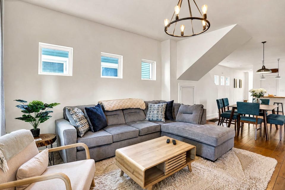 Fountain Square Gem with Rooftop Patio & Fire Pit- Family Friendly House in Indianapolis