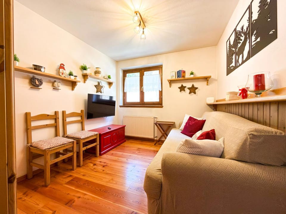Communal lounge/ TV room, TV and multimedia, Living room, Seating area, Dining area, Evening entertainment