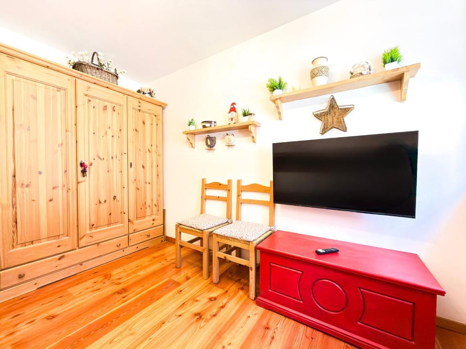 Communal lounge/ TV room, TV and multimedia, Evening entertainment, wardrobe