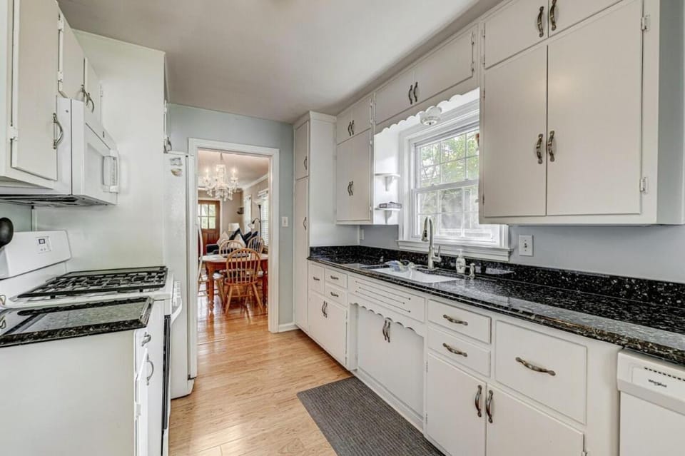 Charming bungalow deck & fire pit- Family Friendly House in Broad Ripple