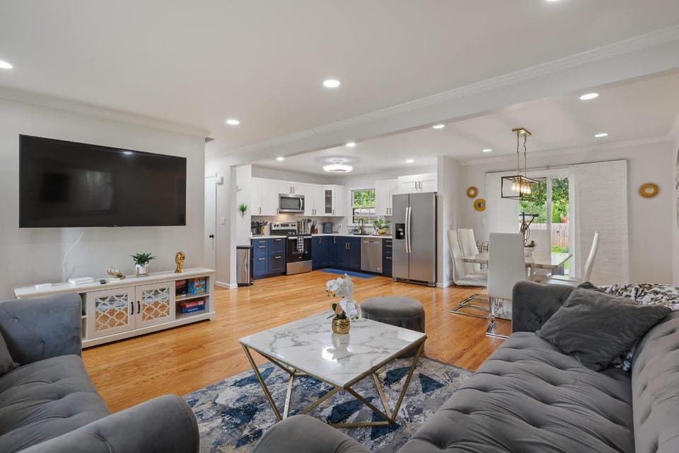 Hidden Gem- Stylish Comfort Prime Location Family Friendly House in Saint Matthews