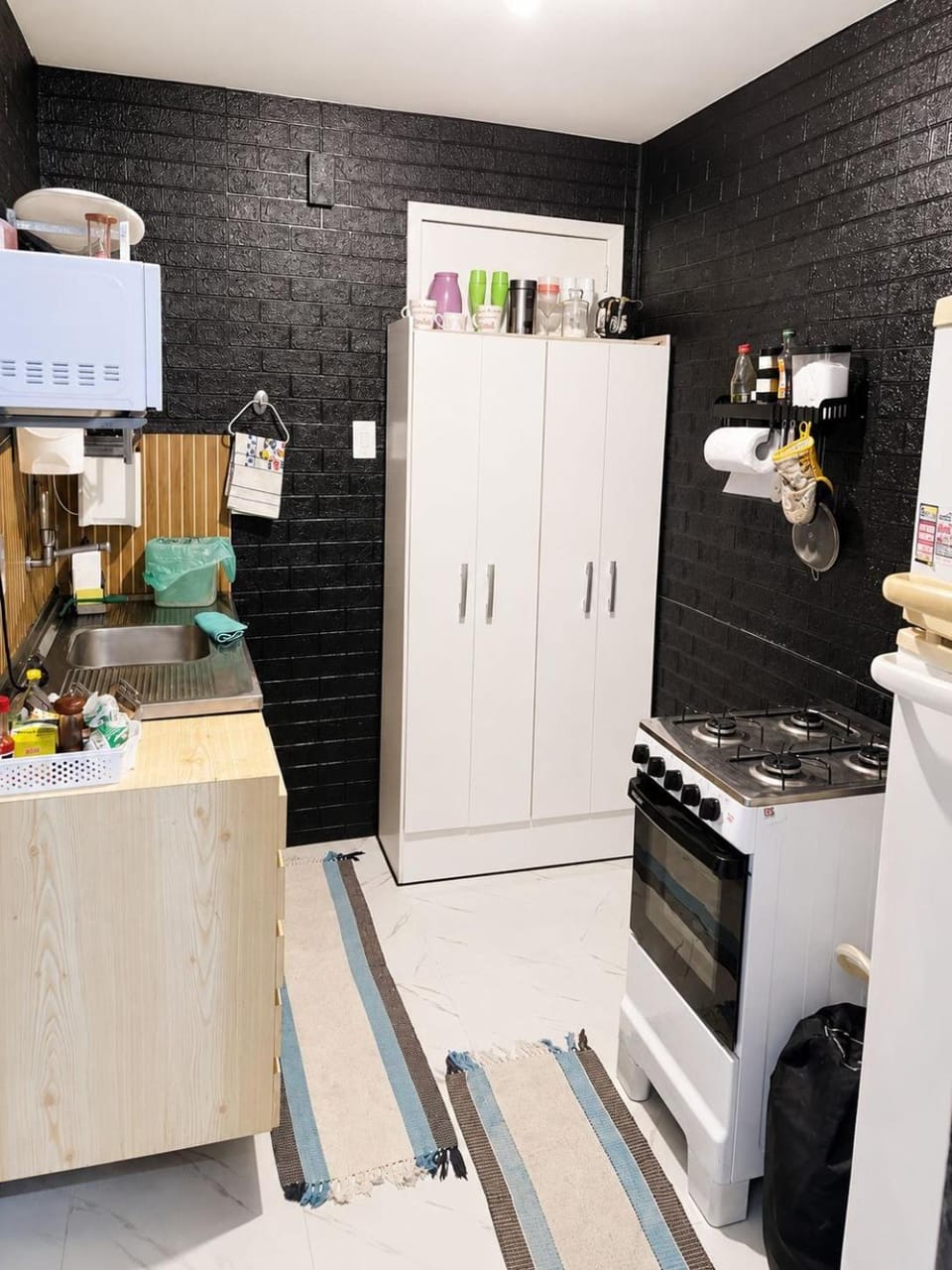 Kitchen or kitchenette, Communal kitchen, stove