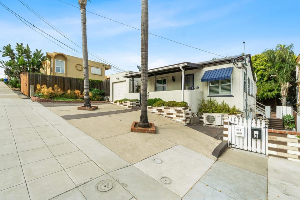 Bungalow Downtown Easy Airport Access Family Friendly House in San Diego