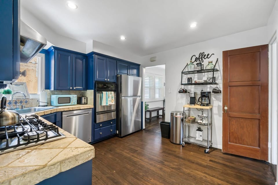 Bungalow Downtown Easy Airport Access Family Friendly House in San Diego