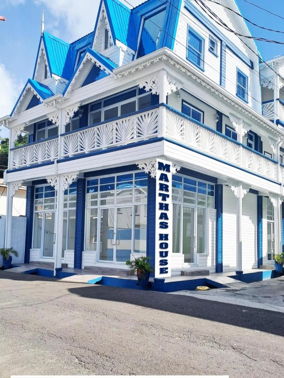 Martha's House Lexus Apartment in Caribbean