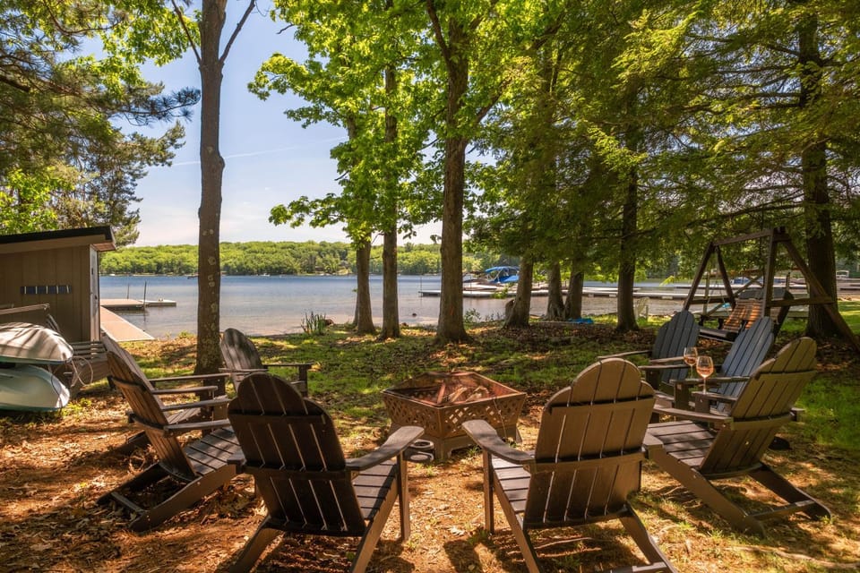 Natural landscape, BBQ facilities, Seating area, Lake view