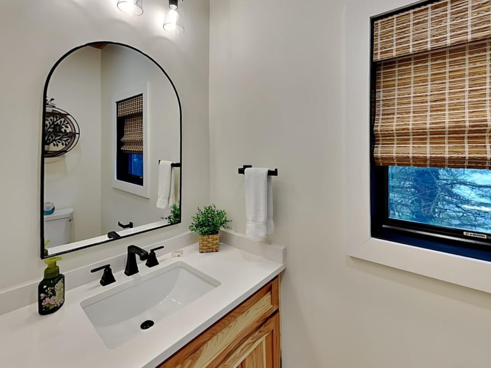Bathroom, TV and multimedia, furniture, towels