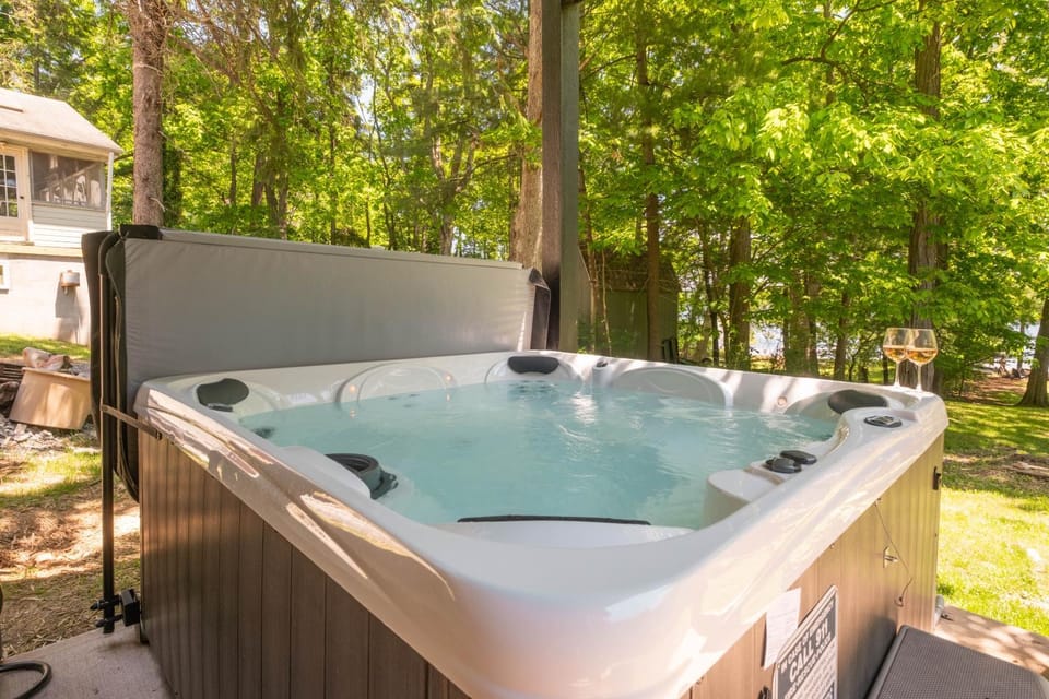 Natural landscape, Hot Tub, Garden view