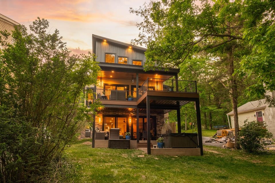 Property building, Facade/entrance, Natural landscape, Balcony/Terrace, Garden view, Sunset