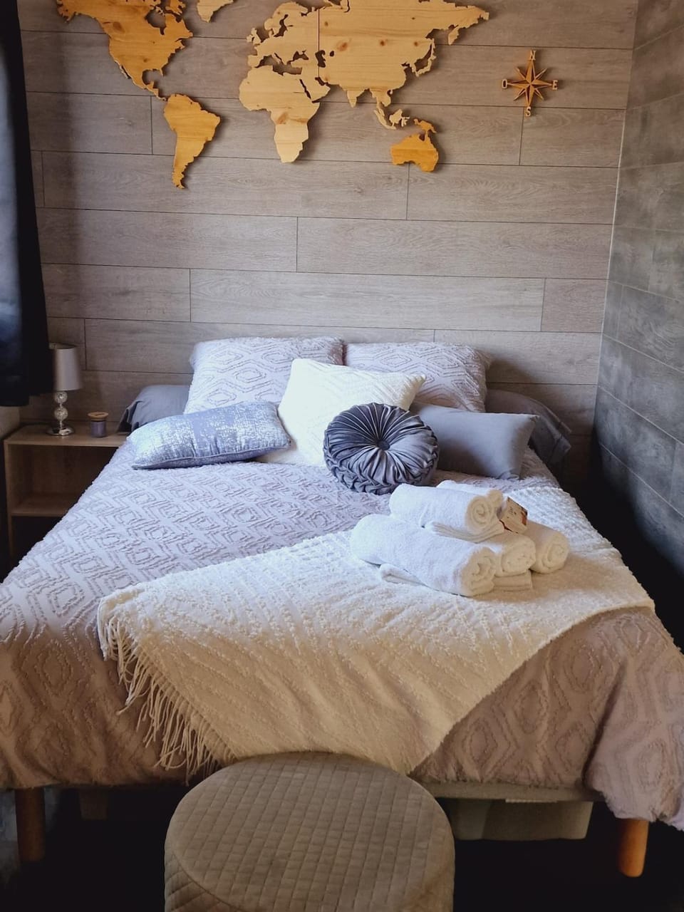 Photo of the whole room, Bedroom