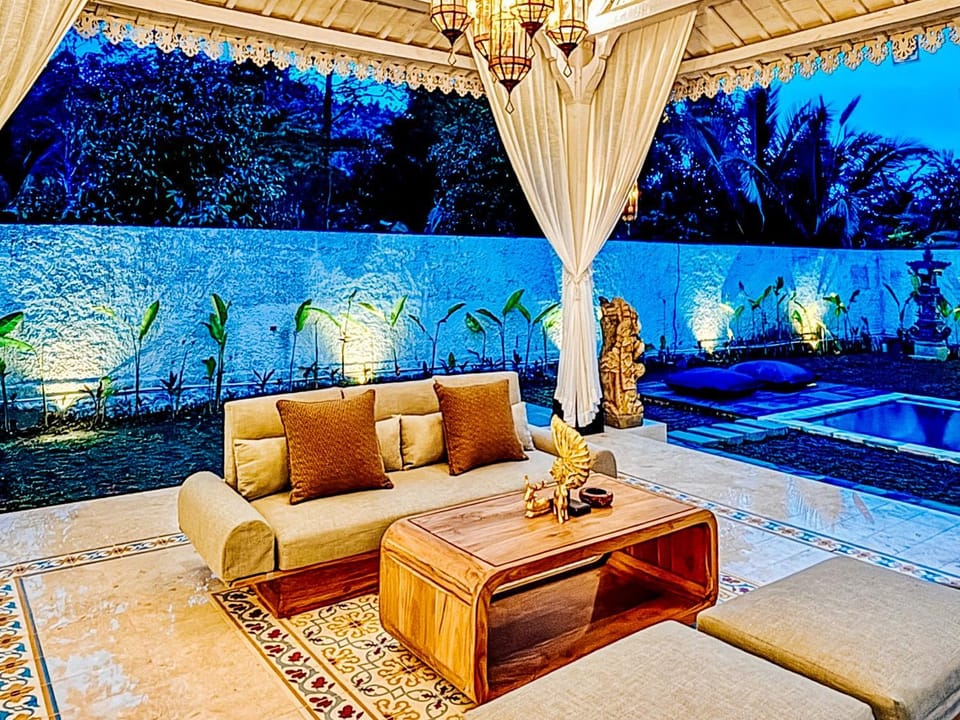 Patio, Natural landscape, Garden, Living room, Seating area, Garden view, Pool view, Swimming pool, sunbed