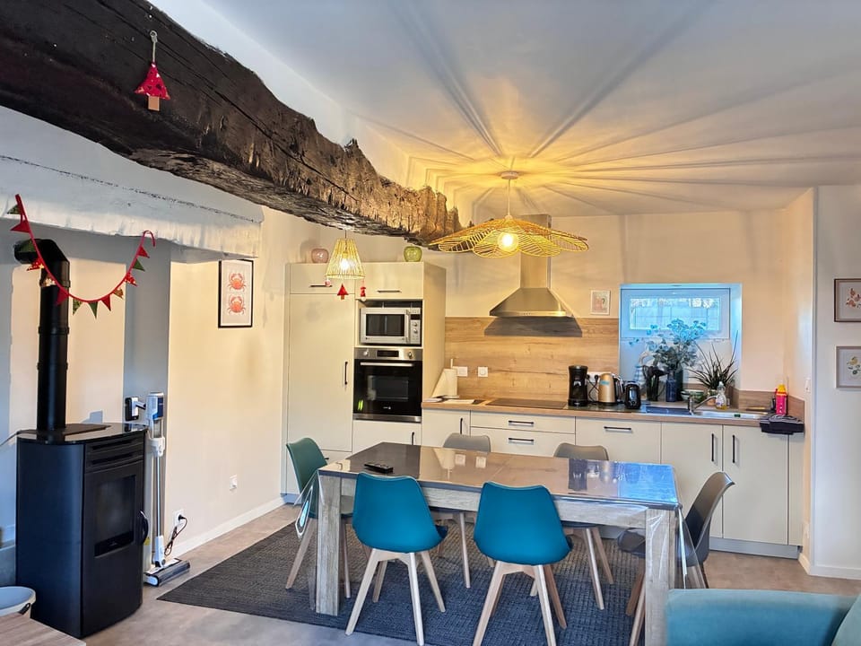 Coffee/tea facilities, Kitchen or kitchenette, Dining area, oven, stove, toaster