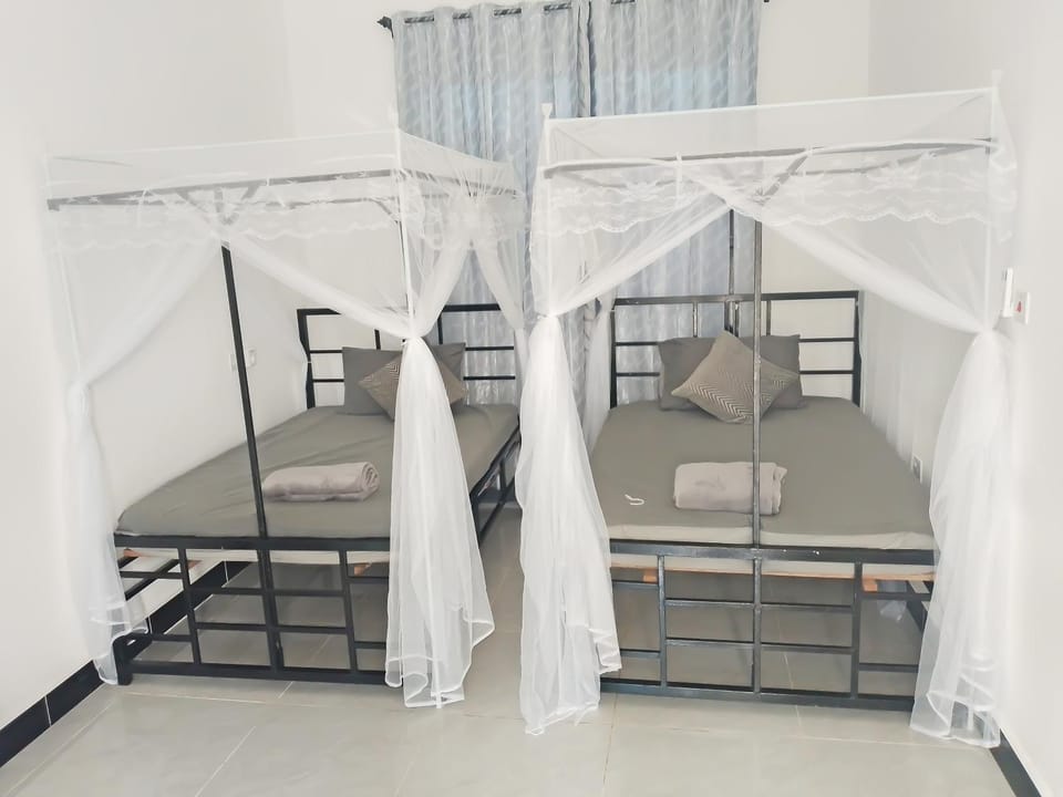 Bed, Photo of the whole room, Dining area, bunk bed, hair dresser