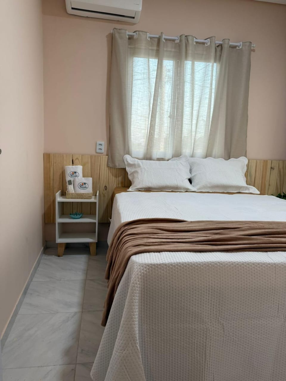 Bed, Photo of the whole room, Bedroom, air conditioner
