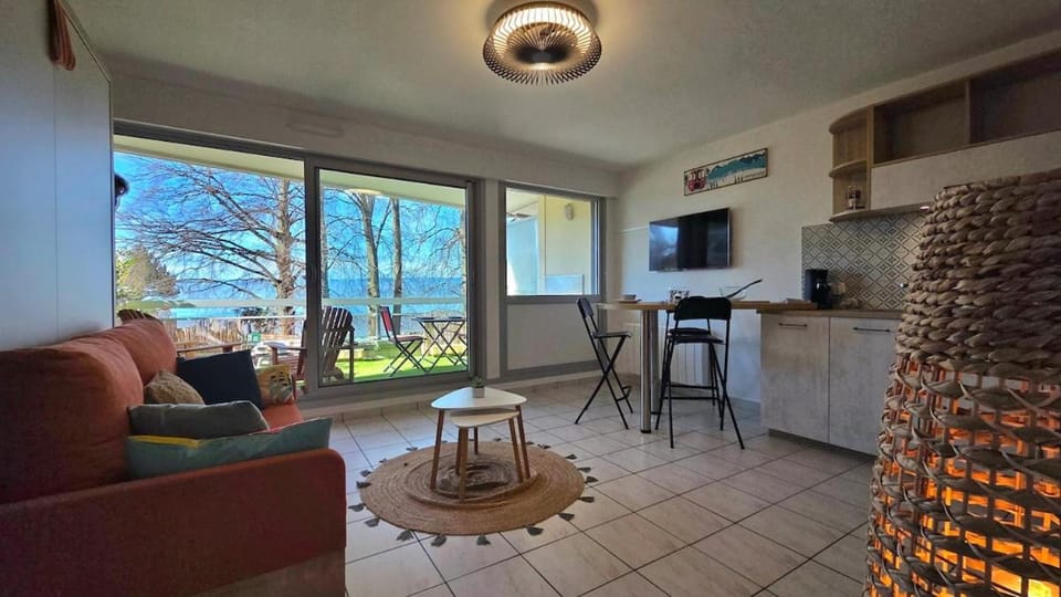 Communal lounge/ TV room, Natural landscape, TV and multimedia, Kitchen or kitchenette, Living room, Seating area, Dining area, Evening entertainment, minibar, oven, pet friendly