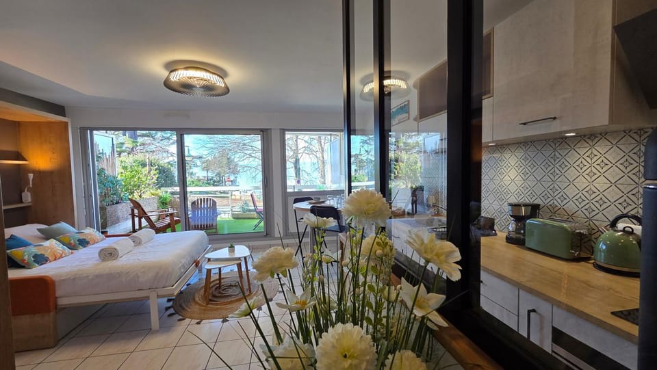 Bed, Garden, Kitchen or kitchenette, Living room, Photo of the whole room, Seating area, Dining area, Bedroom, Garden view, minibar