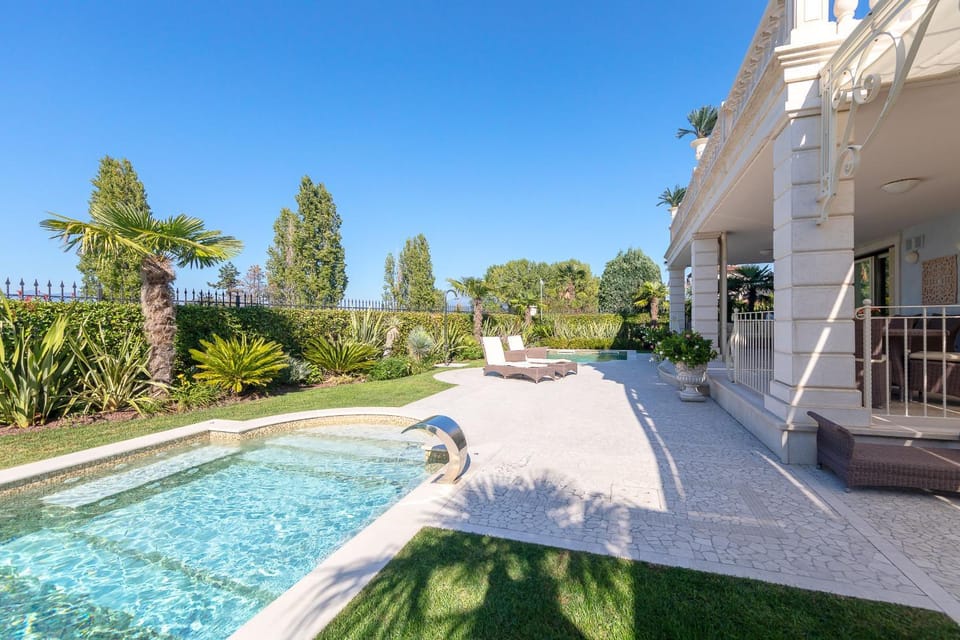 Patio, Day, Garden, Swimming pool, sunbed