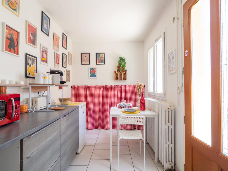 Coffee/tea facilities, Kitchen or kitchenette, Dining area, stove, toaster, kitchen, kitchen
