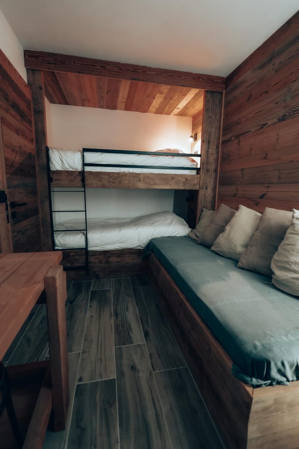 Bedroom, bunk bed