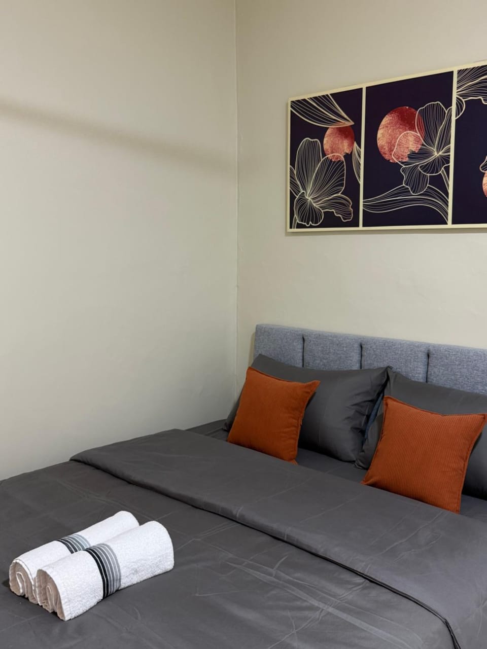 Bed, Photo of the whole room, Bedroom, towels, air conditioner