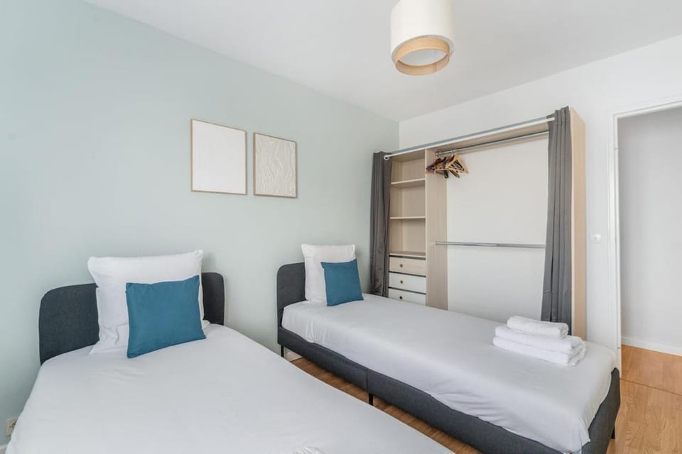 Cozy, Private Parking and Office with Screen 74 m2 Apartment in Île-de-France
