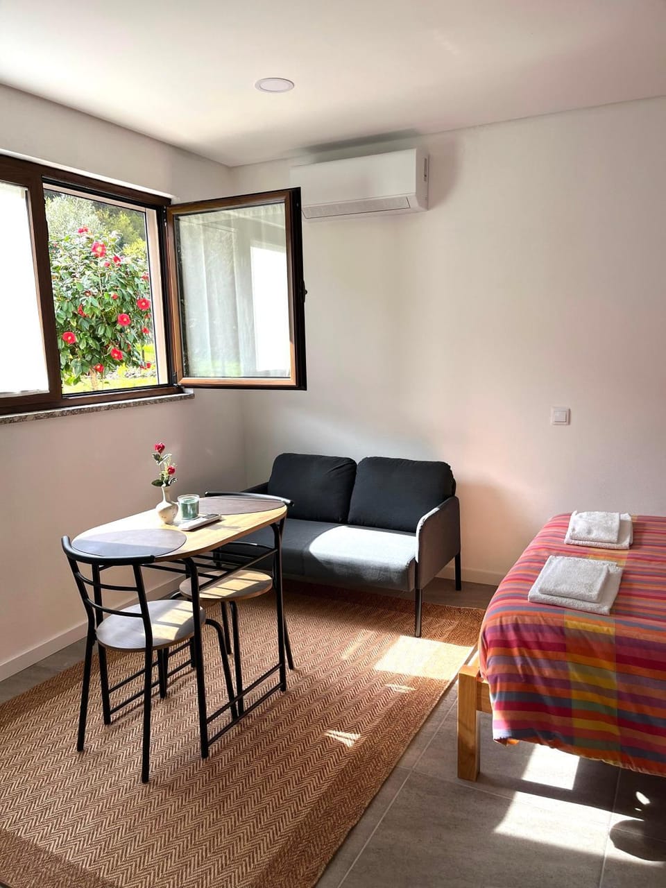 Bed, Living room, Photo of the whole room, Dining area, internet, air conditioner