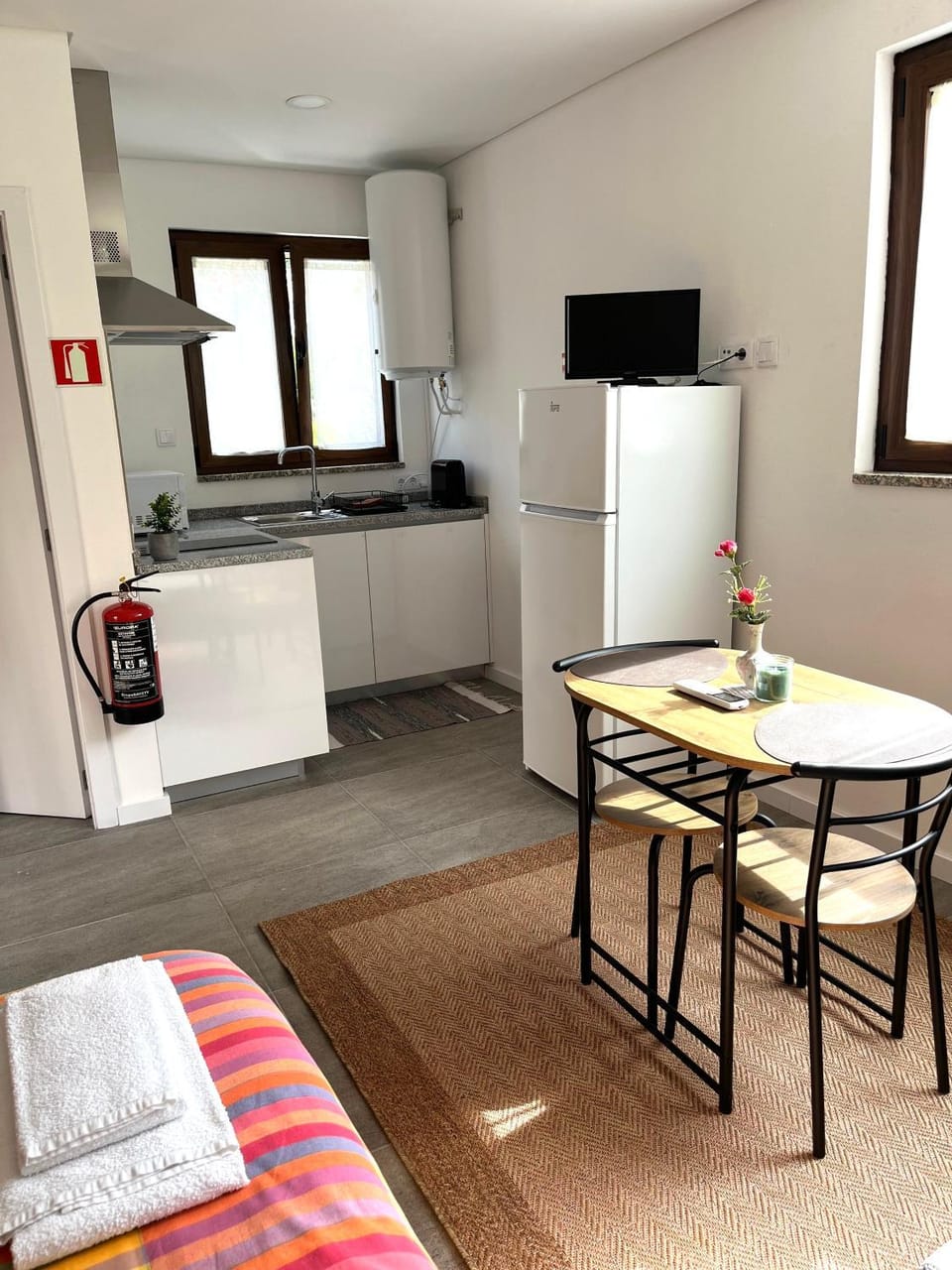 TV and multimedia, Kitchen or kitchenette, Dining area, stove