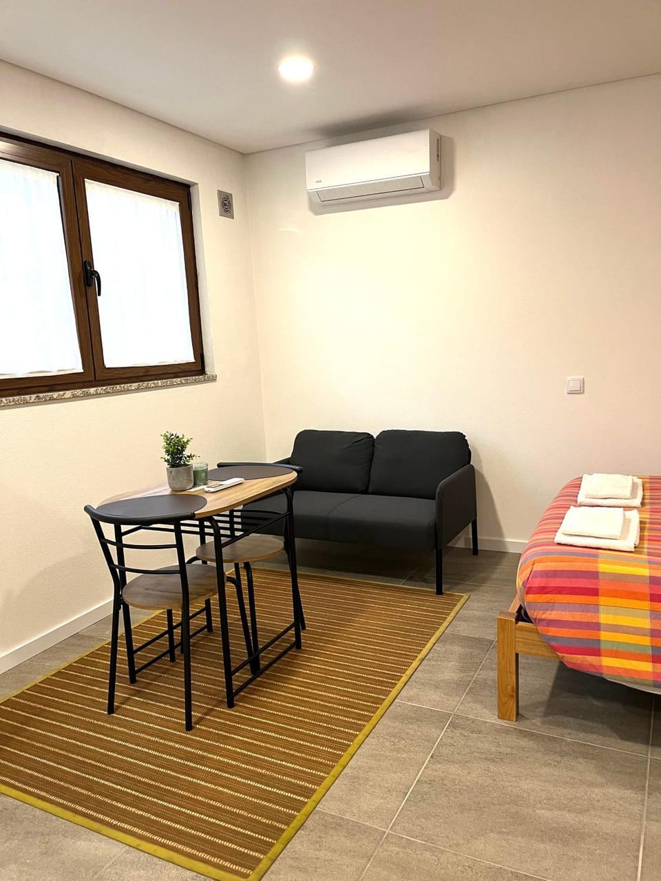 Seating area, Dining area, air conditioner