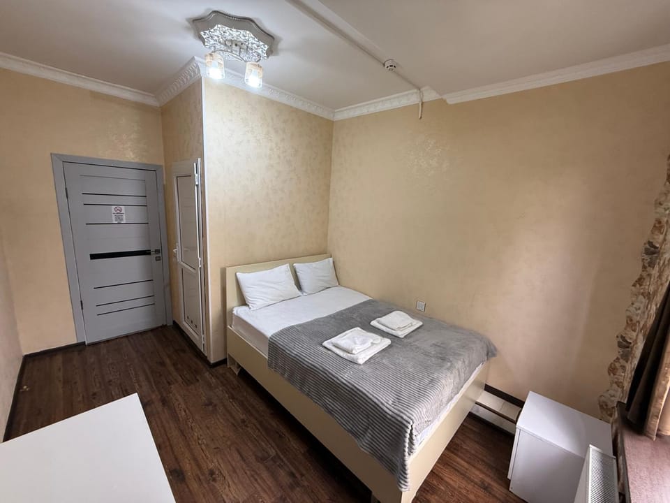 Bed, Photo of the whole room, towels