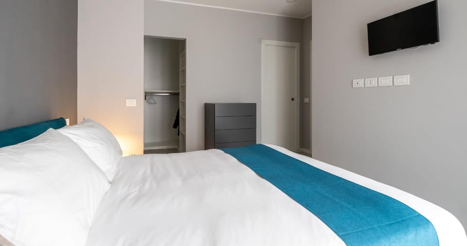 Bed, TV and multimedia, Photo of the whole room, Bedroom