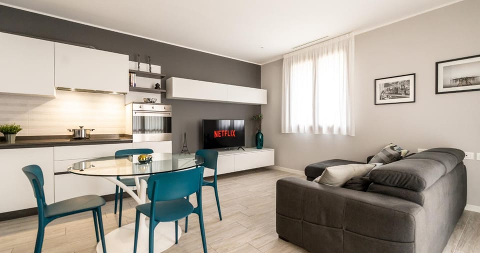 TV and multimedia, Kitchen or kitchenette, Living room, Seating area, Dining area