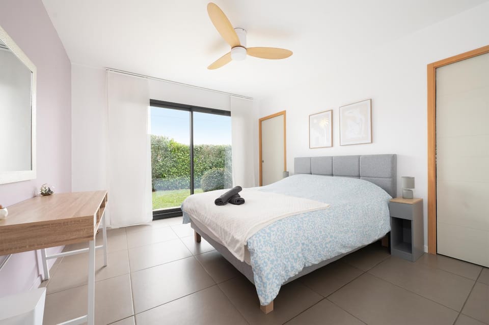 Bed, Bedroom, towels