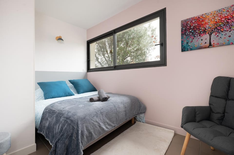 Bed, Bedroom, towels