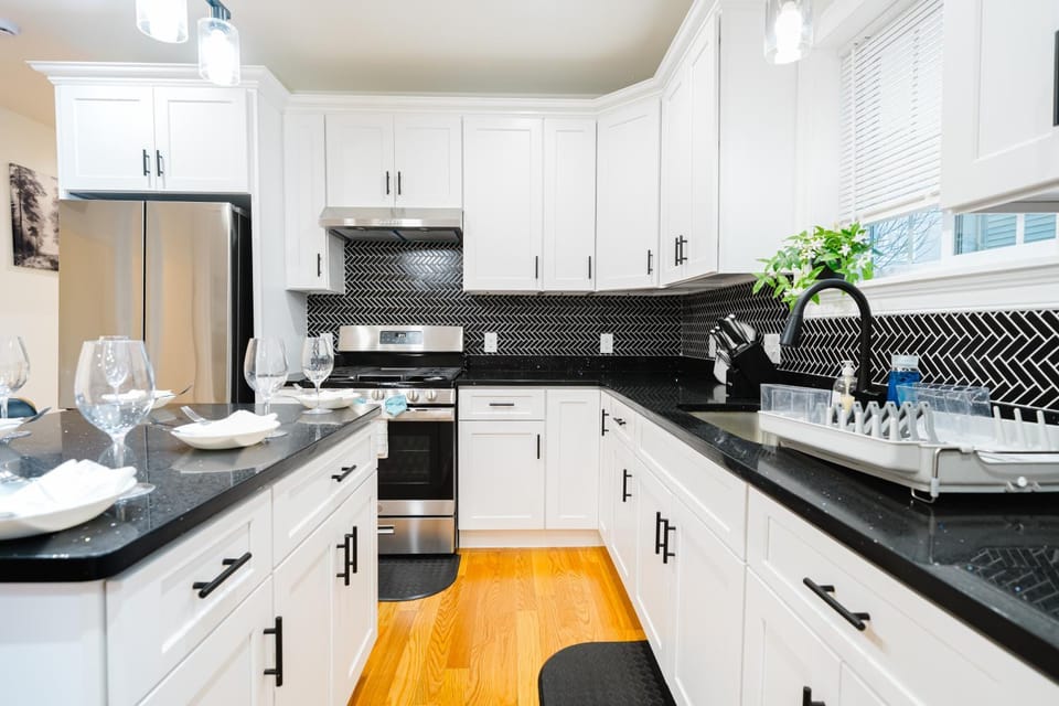 4BR Family-Friendly Worcester Apt - Near Parks - Perfect Summer Base 16-2 Apartment in Worcester