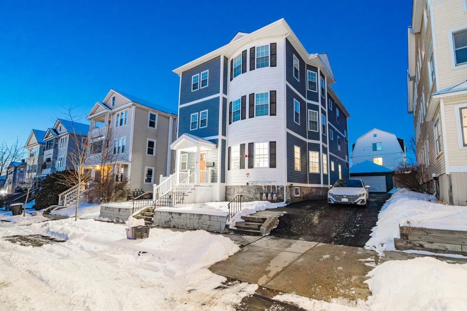 4BR Family-Friendly Worcester Apt - Near Parks - Perfect Summer Base 16-2 Apartment in Worcester